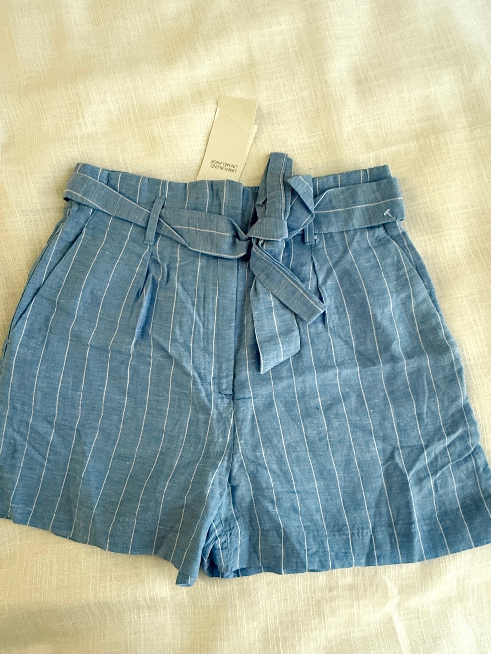 NWT H&M woman blue linen lightweight relaxed shorts with self-tie belt, size 8